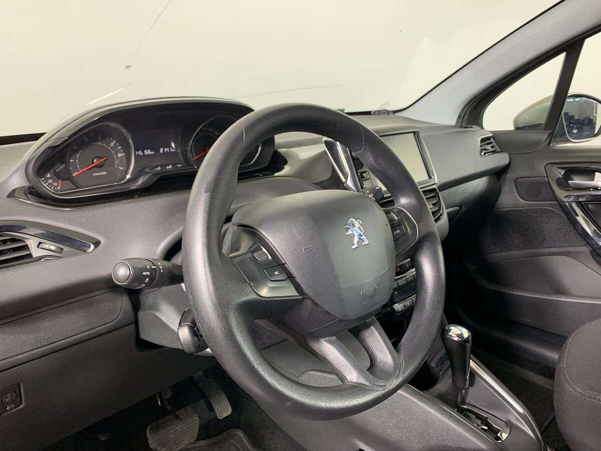 Купить Peugeot 208 с пробегом. Фото: #8
