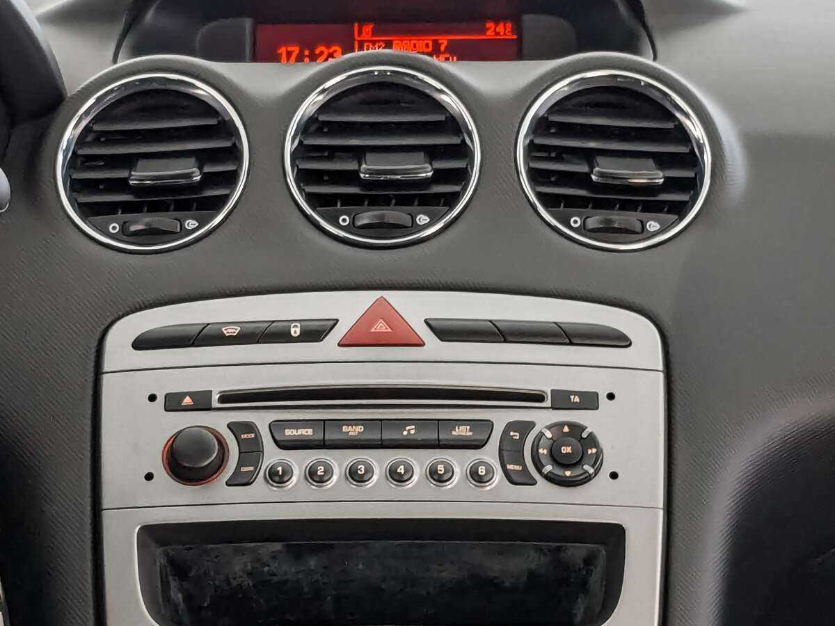 Купить Peugeot 408 с пробегом. Фото: #16