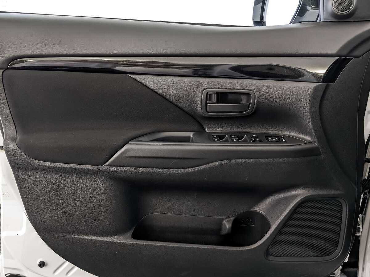 Купить Mitsubishi Outlander с пробегом. Фото: #14