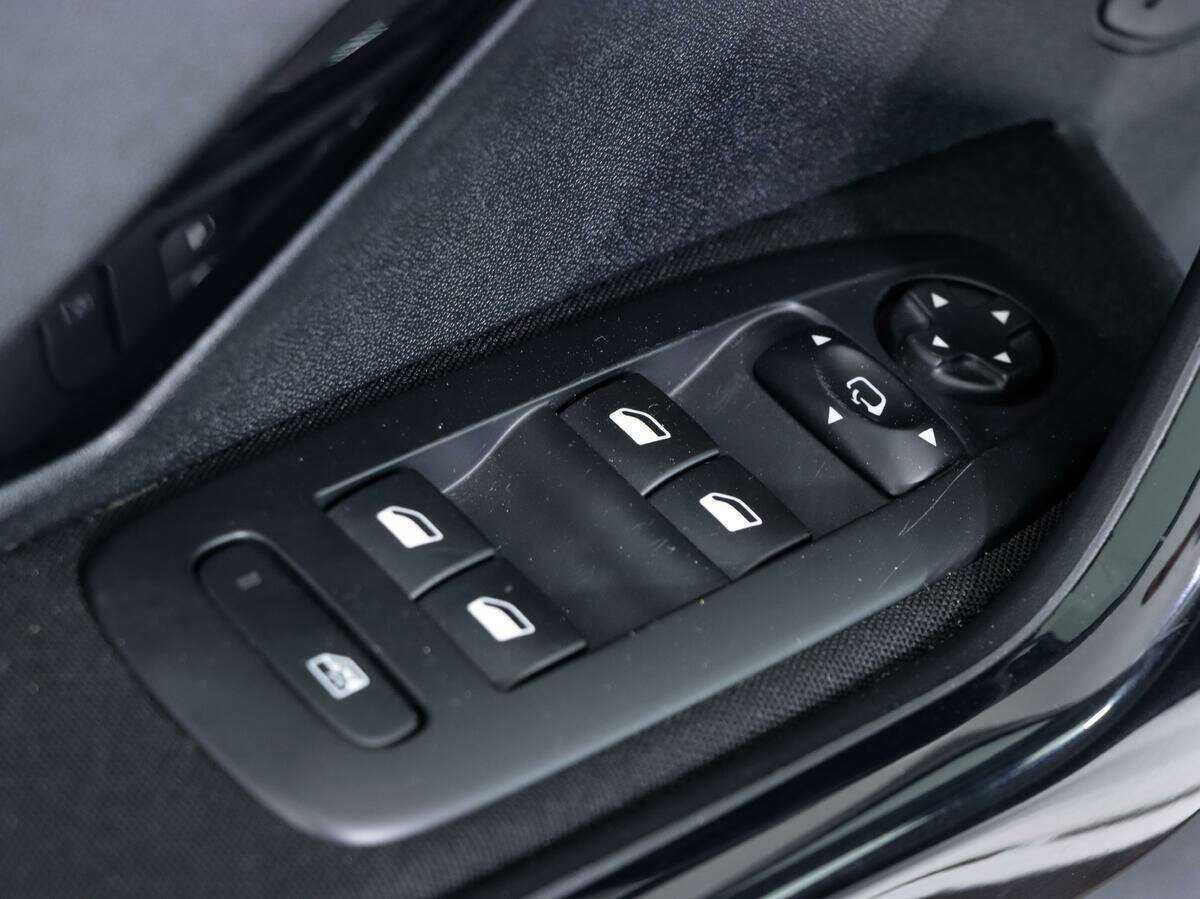 Купить Peugeot 208 с пробегом. Фото: #13