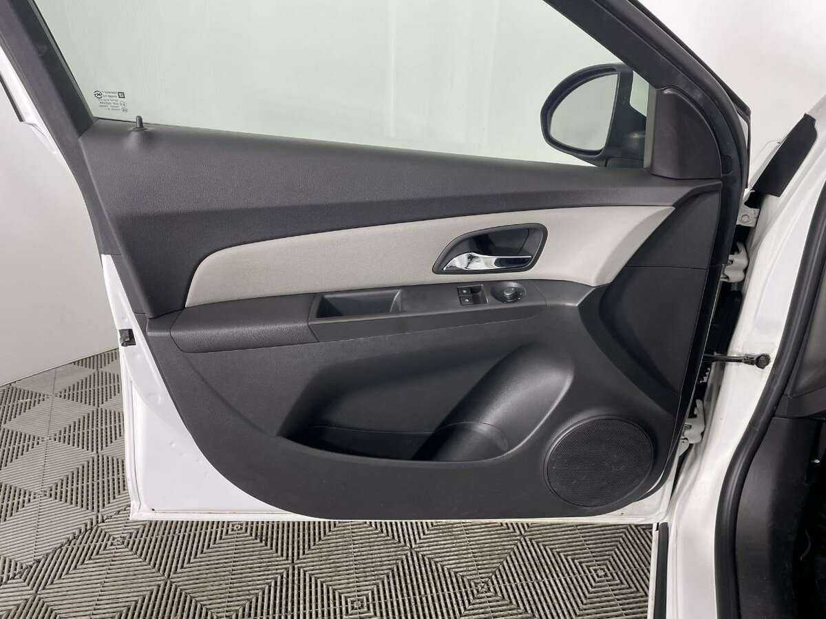Купить Chevrolet Cruze с пробегом. Фото: #7