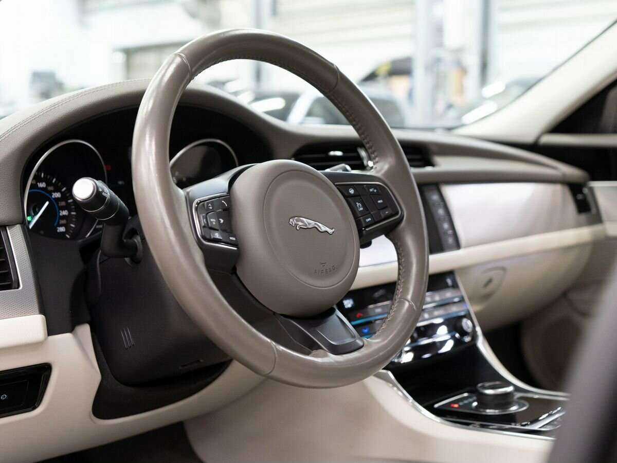 Купить Jaguar XF с пробегом. Фото: #4