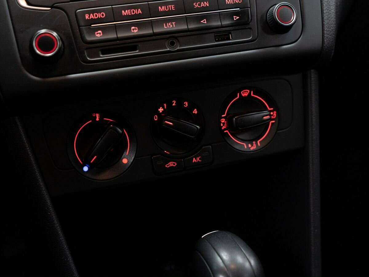Купить Volkswagen Polo с пробегом. Фото: #9