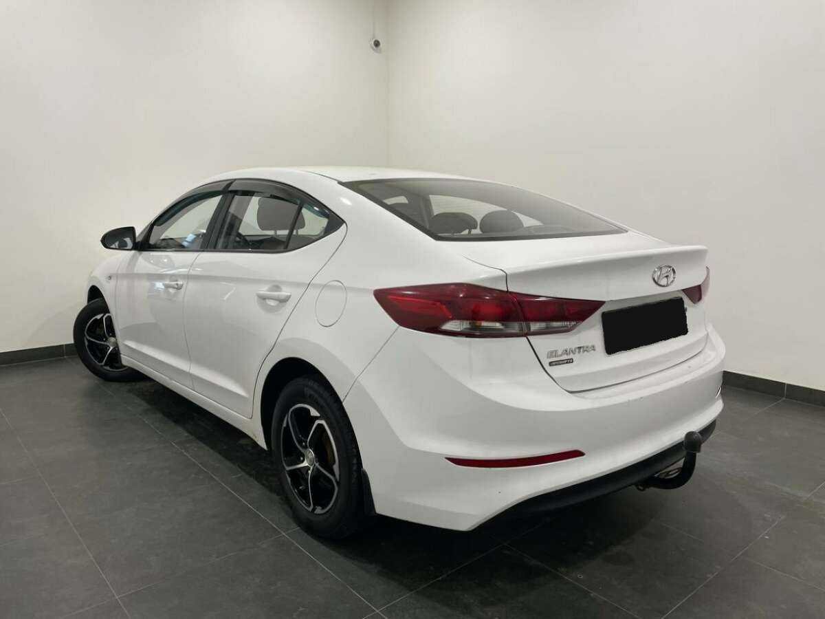 Купить Hyundai Elantra с пробегом. Фото: #2