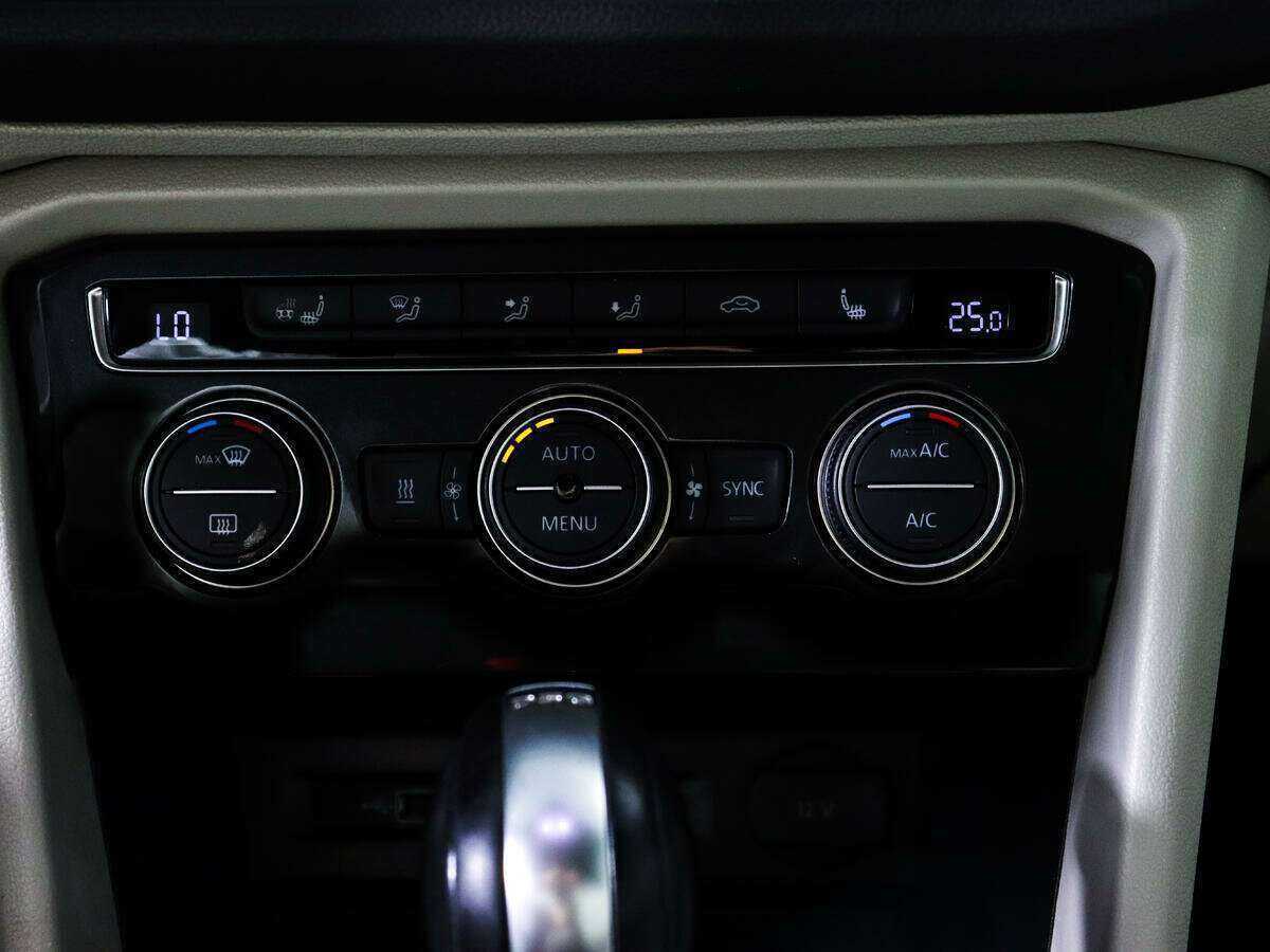 Купить Volkswagen Tiguan с пробегом. Фото: #17