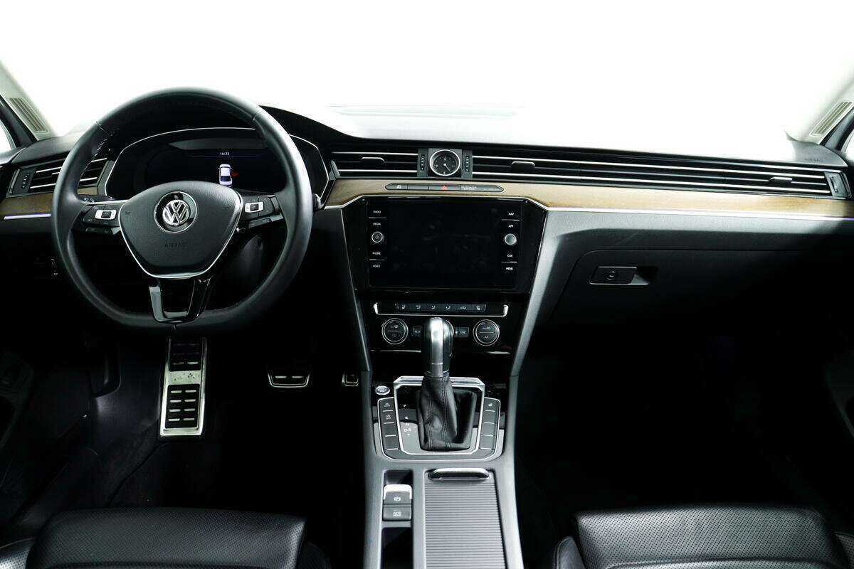 Купить Volkswagen Passat с пробегом. Фото: #9