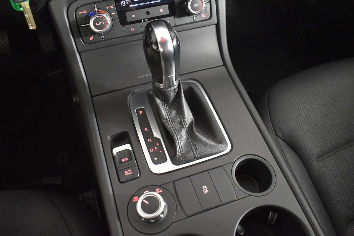 Купить Volkswagen Touareg с пробегом. Фото: #15
