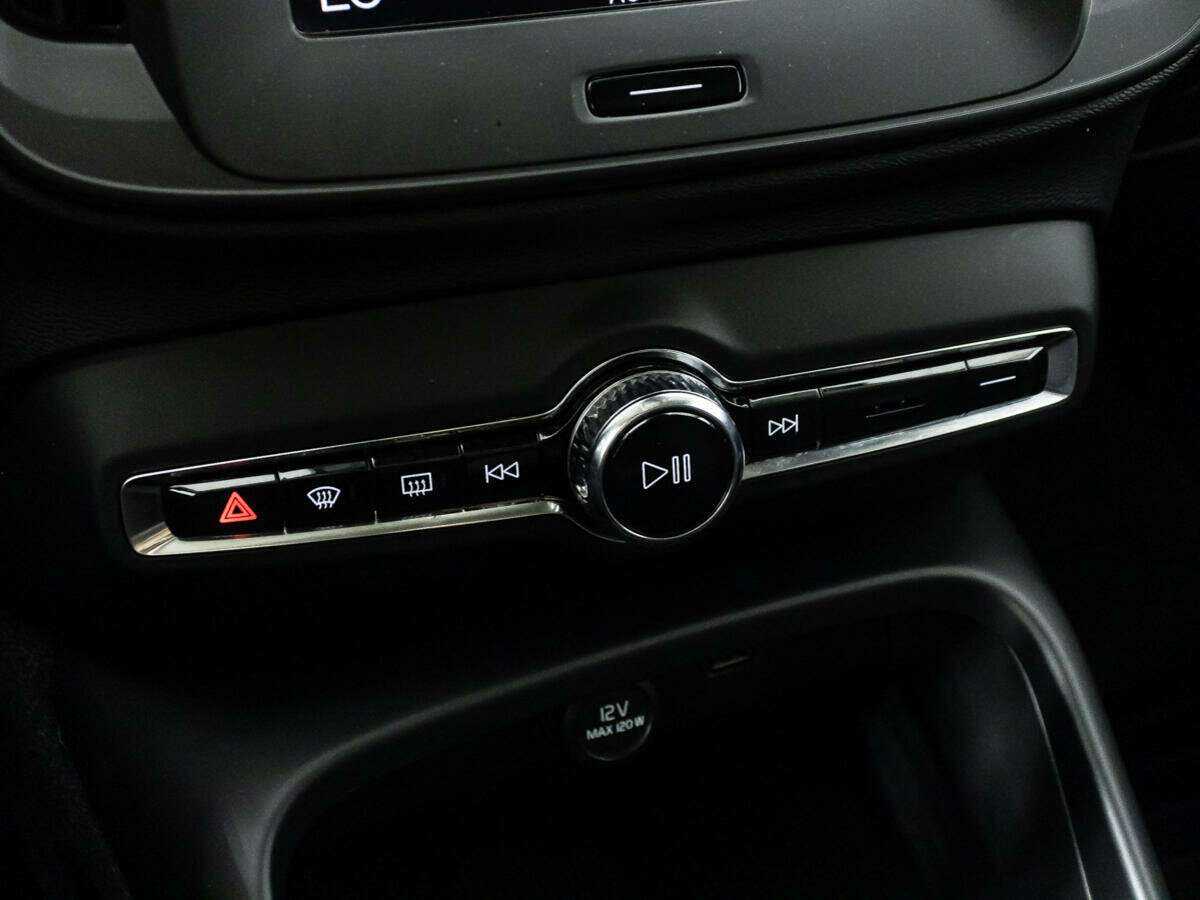 Купить Volvo XC40 с пробегом. Фото: #18