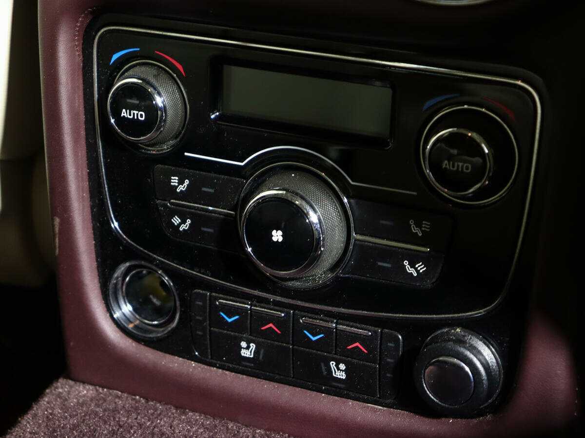 Купить Jaguar XJ с пробегом. Фото: #16