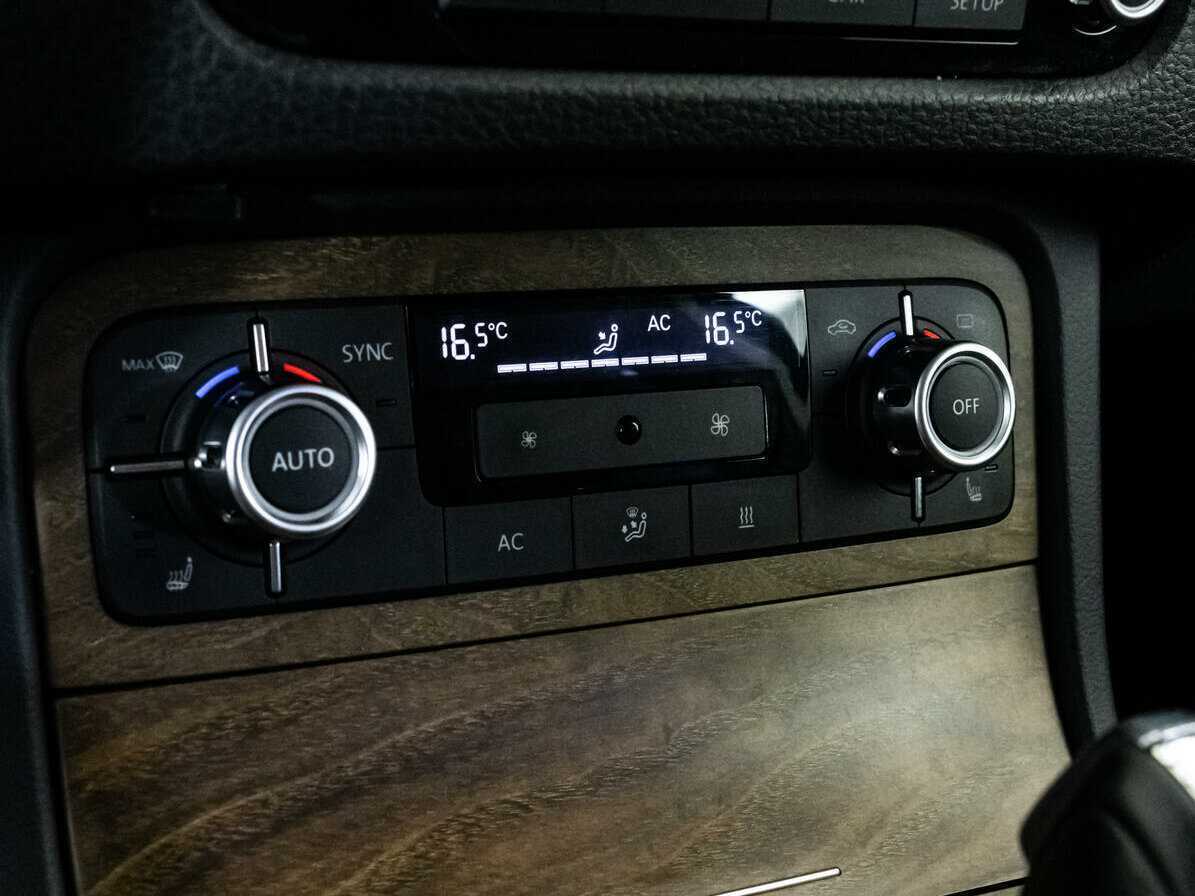 Купить Volkswagen Touareg с пробегом. Фото: #12