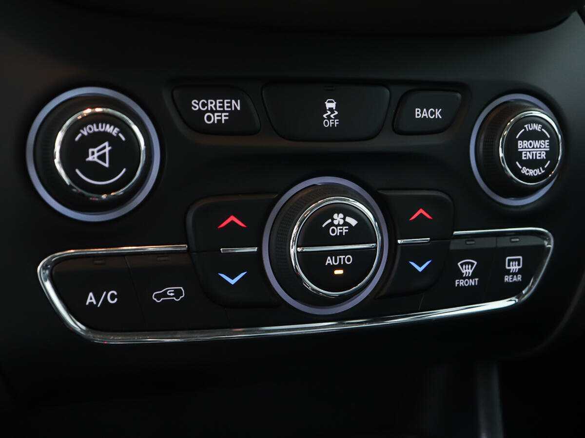 Купить Jeep Cherokee с пробегом. Фото: #18