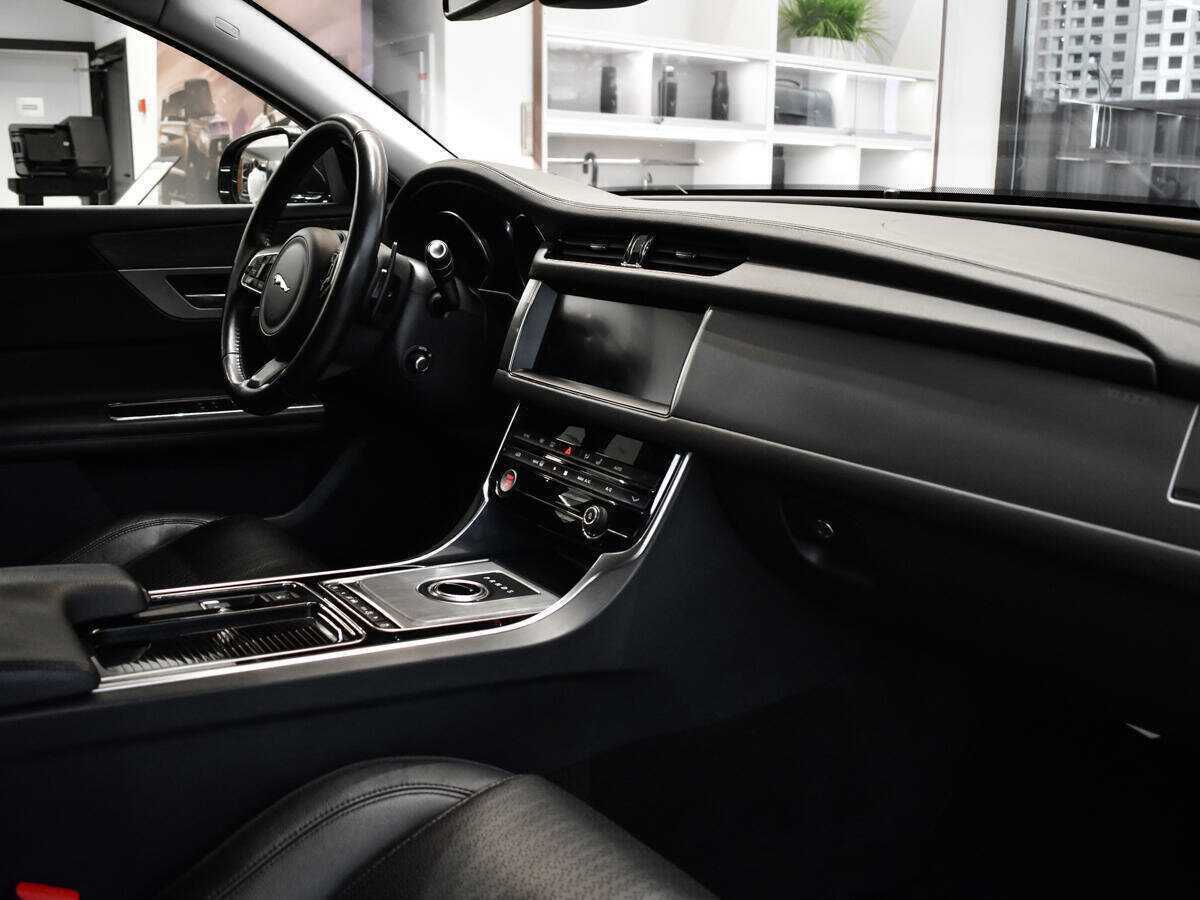Купить Jaguar XF с пробегом. Фото: #4