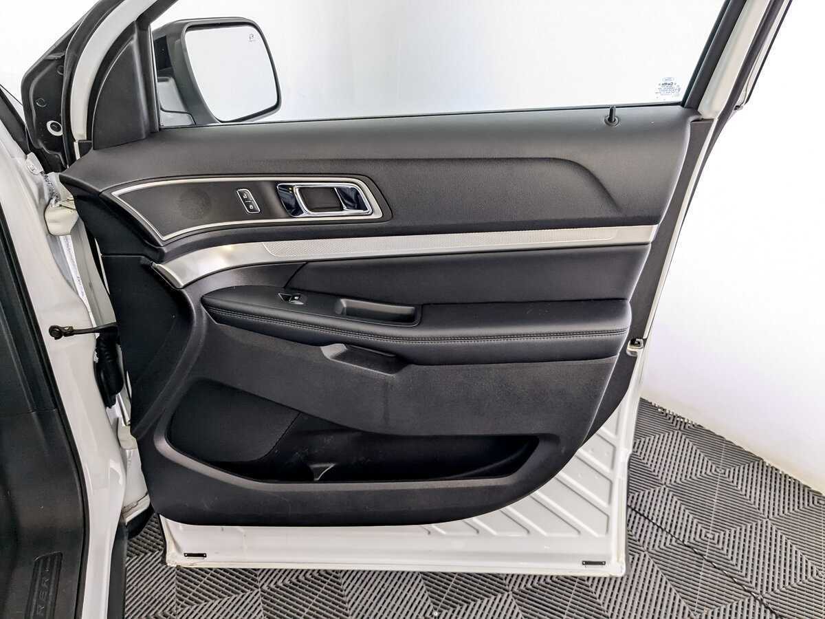 Купить Ford Explorer с пробегом. Фото: #20