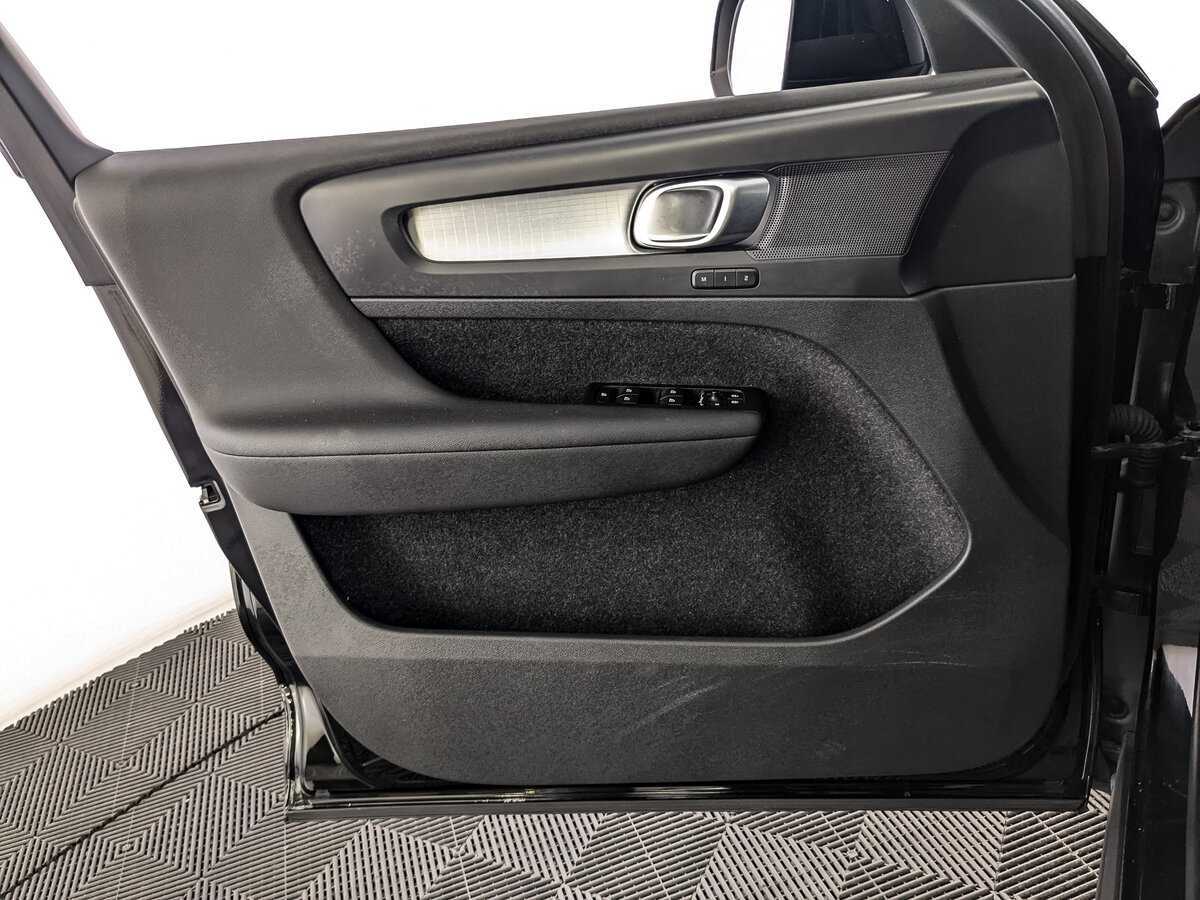 Купить Volvo XC40 с пробегом. Фото: #18