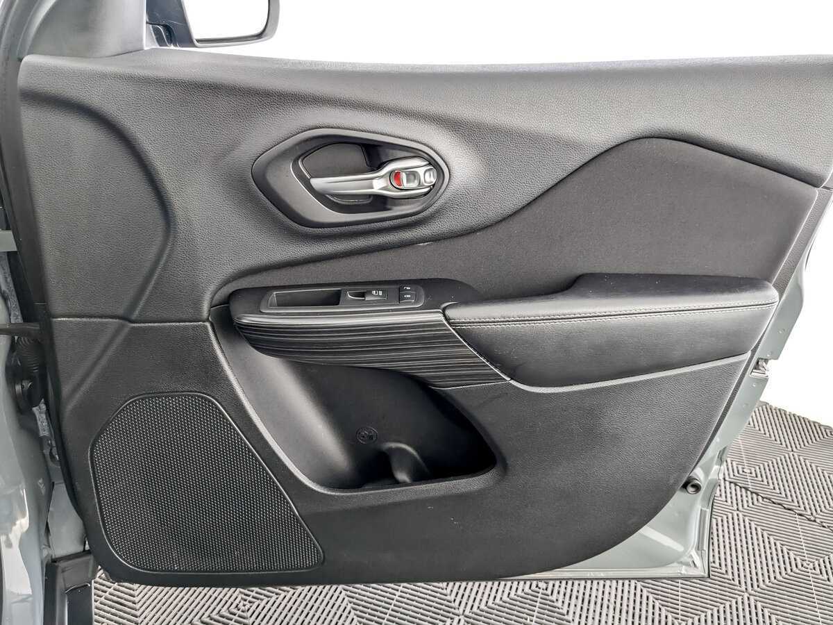 Купить Jeep Cherokee с пробегом. Фото: #21