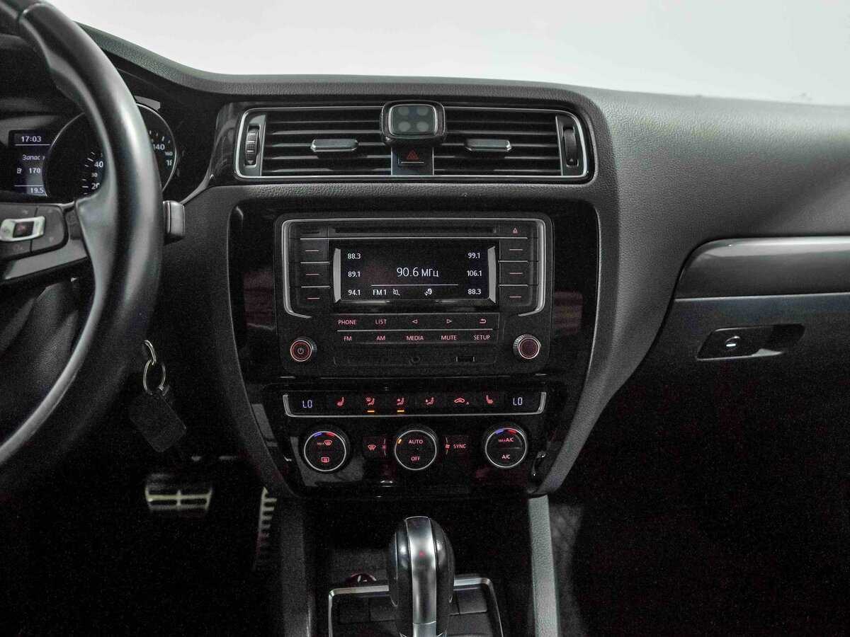 Купить Volkswagen Jetta с пробегом. Фото: #8