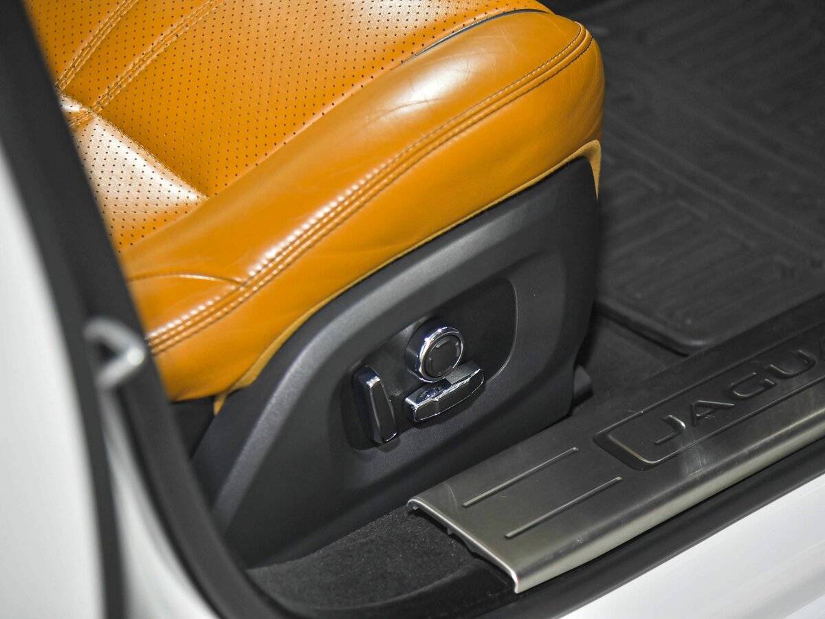 Купить Jaguar XJ с пробегом. Фото: #20